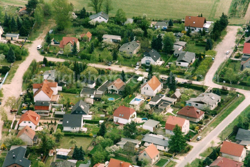 Berlin- Mahlsdorf from the bird's eye view: Blick auf das Wohngebiet Banater Straße - Karlstraße - Iglauer Straße in Berlin-Mahlsdorf. View of the residential area at the street Banater Strasse - Karlstrasse - Iglauer Strasse in the district Mahlsdorf.