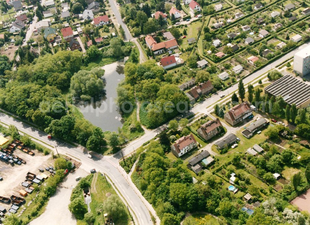 Aerial photograph Berlin- Mahlsdorf - Blick auf das Wohngebiet an der Elsenstraße - Hultschiner Damm in Berlin-Mahlsdorf. View of the residential area at the street Elsenstrasse - Hultschiner Damm in the district Mahlsdorf.