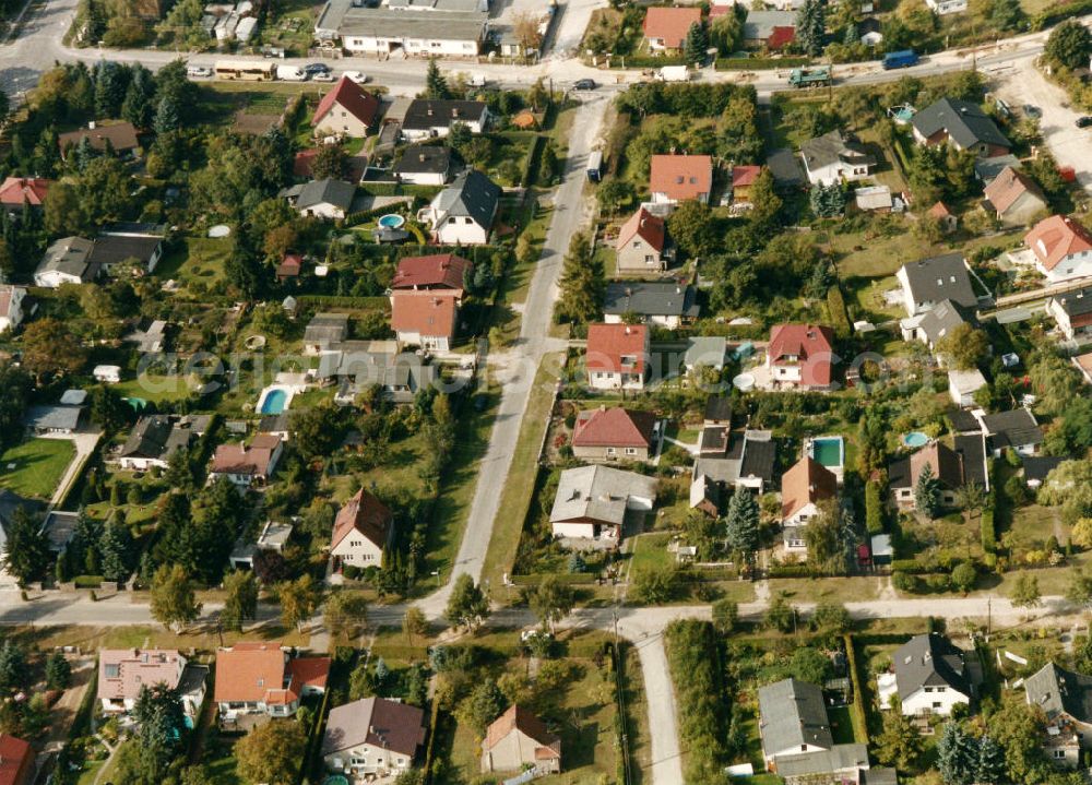 Berlin- Mahlsdorf from above - Blick auf das Wohngebiet an der Karlstraße - Pilgramer Straße - Iglauer Straße in Berlin-Mahlsdorf. View of the residential area at the street Karlstrasse - Pilgramer Strasse - Iglauer Strasse in the district Mahlsdorf.