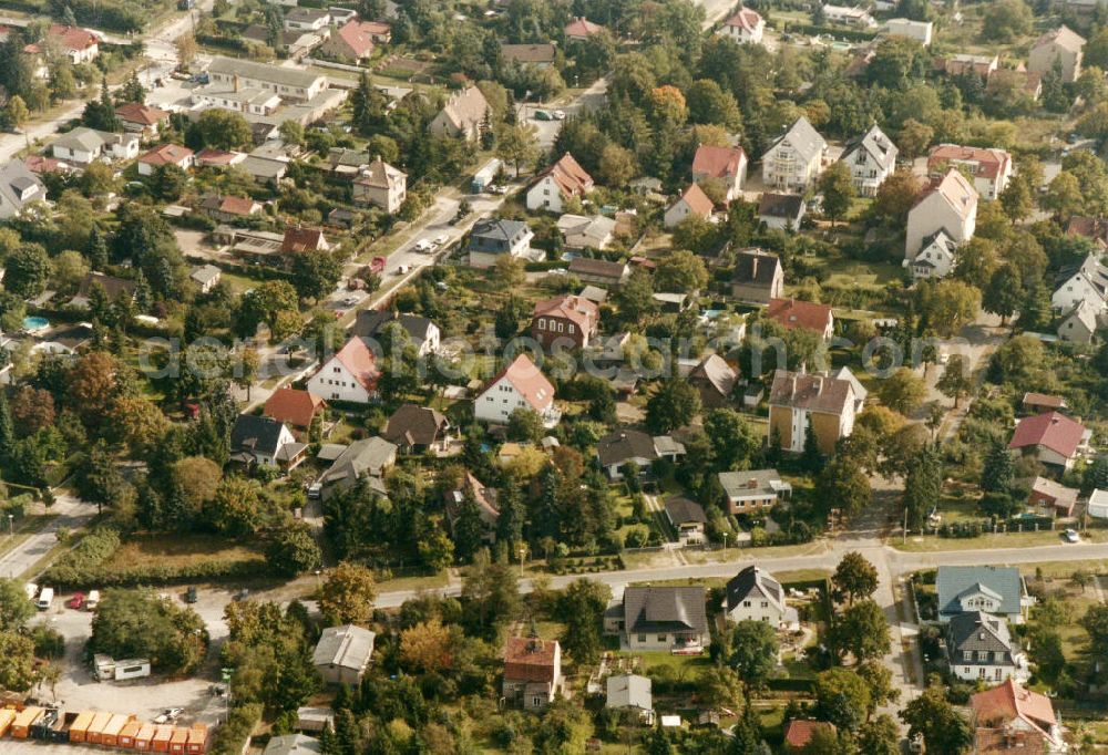 Berlin- Mahlsdorf from the bird's eye view: Blick auf das Wohngebiet an der Karlstraße - Pilgramer Straße - Iglauer Straße in Berlin-Mahlsdorf. View of the residential area at the street Karlstrasse - Pilgramer Strasse - Iglauer Strasse in the district Mahlsdorf.