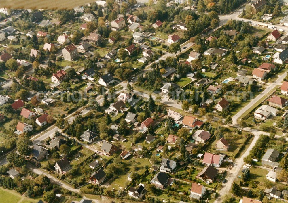 Aerial image Berlin- Mahlsdorf - Blick auf das Wohngebiet an der Karlstraße - Pilgramer Straße - Iglauer Straße in Berlin-Mahlsdorf. View of the residential area at the street Karlstrasse - Pilgramer Strasse - Iglauer Strasse in the district Mahlsdorf.