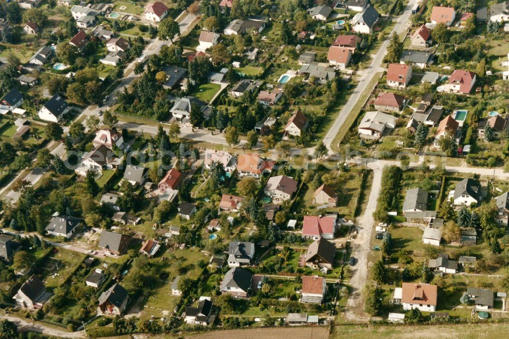 Aerial photograph Berlin- Mahlsdorf - Blick auf das Wohngebiet an der Karlstraße - Pilgramer Straße - Iglauer Straße in Berlin-Mahlsdorf. View of the residential area at the street Karlstrasse - Pilgramer Strasse - Iglauer Strasse in the district Mahlsdorf.