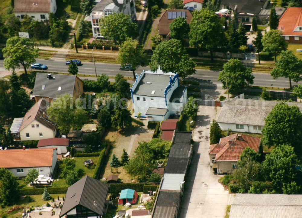 Berlin- Mahlsdorf from above - Blick auf das Wohngebiet am Hultschiner Damm in Berlin-Mahlsdorf. View of the residential area at the street Hultschiner Damm in the district Mahlsdorf.