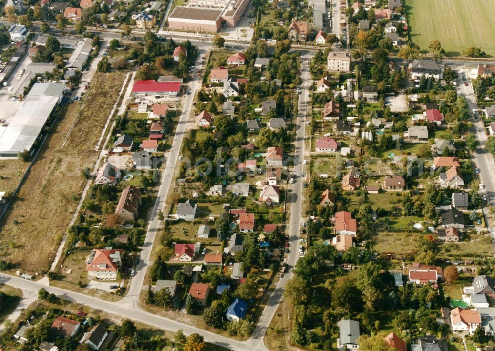 Berlin- Mahlsdorf from the bird's eye view: Blick auf das Wohngebiet Müllerstraße - Ledebourstraße - Lutherstraße in Berlin-Mahlsdorf. View of the residential area at the street Muellerstrasse - Ledebourstrasse - Lutherstrasse in the district Mahlsdorf.