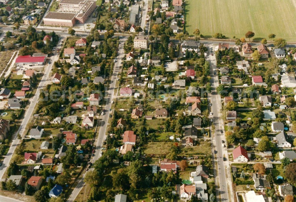 Aerial image Berlin- Mahlsdorf - Blick auf das Wohngebiet Müllerstraße - Ledebourstraße - Lutherstraße in Berlin-Mahlsdorf. View of the residential area at the street Muellerstrasse - Ledebourstrasse - Lutherstrasse in the district Mahlsdorf.