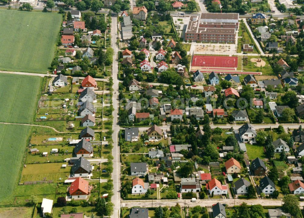 Aerial photograph Berlin- Mahlsdorf - Blick auf das Wohngebiet an der Goldregenstraße - Blausternweg - Lavendelweg in Berlin-Mahlsdorf. View of the residential area at the street Goldregenstrasse - Blausternweg - Lavendelweg in the district Mahlsdorf.