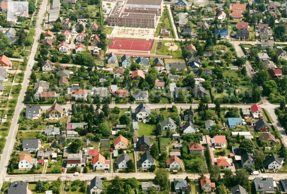 Berlin- Mahlsdorf from above - Blick auf das Wohngebiet an der Goldregenstraße - Blausternweg - Lavendelweg in Berlin-Mahlsdorf. View of the residential area at the street Goldregenstrasse - Blausternweg - Lavendelweg in the district Mahlsdorf.