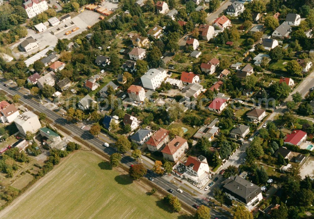 Aerial image Berlin- Mahlsdorf - Blick auf das Wohngebiet an der Müllerstraße - Grunowstraße in Berlin-Mahlsdorf. View of the residential area at the street Muellerstrasse - Grunowstrasse in the district Mahlsdorf.