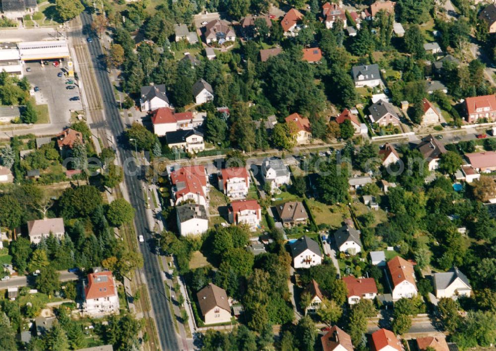 Aerial photograph Berlin-Mahlsdorf - Blick auf das Wohngebiet am Hultschiner Damm - Bütower Straße in Berlin-Mahlsdorf. View of the residential area at the street Hultschiner Damm - Buetower Strasse in the district Mahlsdorf.