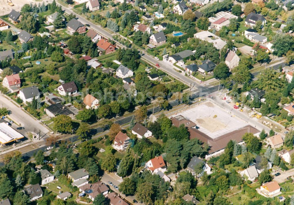 Berlin-Mahlsdorf from above - Blick auf das Wohngebiet am Hultschiner Damm - Mannheimer Straße in Berlin-Mahlsdorf. View of the residential area at the street Hultschiner Damm - Mannheimer Strasse in the district Mahlsdorf.