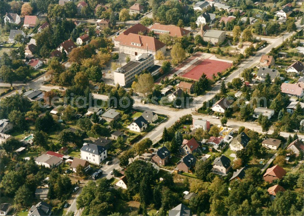 Berlin-Mahlsdorf from the bird's eye view: Blick auf das Wohngebiet an der Rüsternallee - Pilgramer Straße in Berlin-Mahlsdorf. View of the residential area at the street Ruesternallee - Pilgramer Strasse in the district Mahlsdorf.