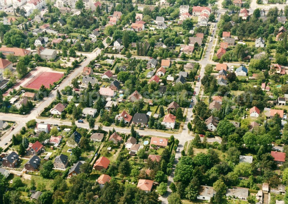 Aerial image Berlin-Mahlsdorf - Blick auf das Wohngebiet an der Rüsternallee - Bütower Straße - Pilgramer Straße in Berlin-Mahlsdorf. View of the residential area at the street Ruesternallee - Buetower Strasse - Pilgramer Strasse in the district Mahlsdorf.