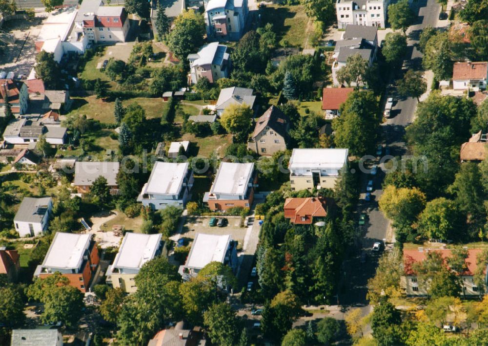 Berlin-Mahlsdorf from above - Blick auf das Wohngebiet an der Akazienallee - Wilhelm-Blos-Straße in Berlin-Mahlsdorf. View of the residential area at the street Akazienallee - Wilhelm-Blos-Strasse in the district Mahlsdorf.