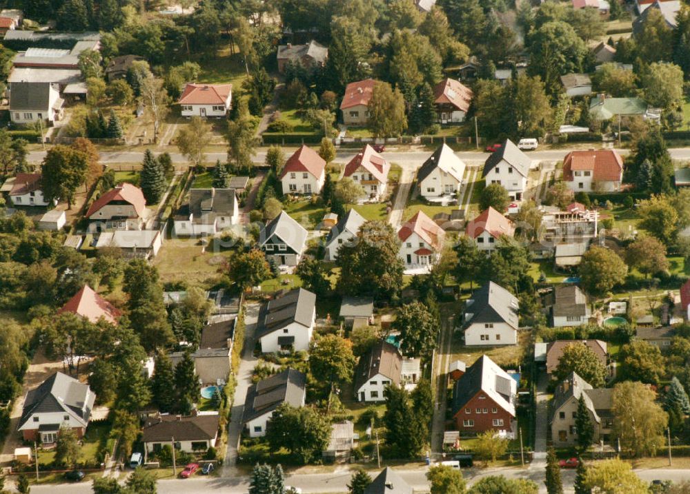 Berlin-Mahlsdorf from the bird's eye view: Blick auf das Wohngebiet an der Pilgramer Straße - Mirower Straße in Berlin-Mahlsdorf. View of the residential area at the street Pilgramer Strasse - Mirower Strasse in the district Mahlsdorf.