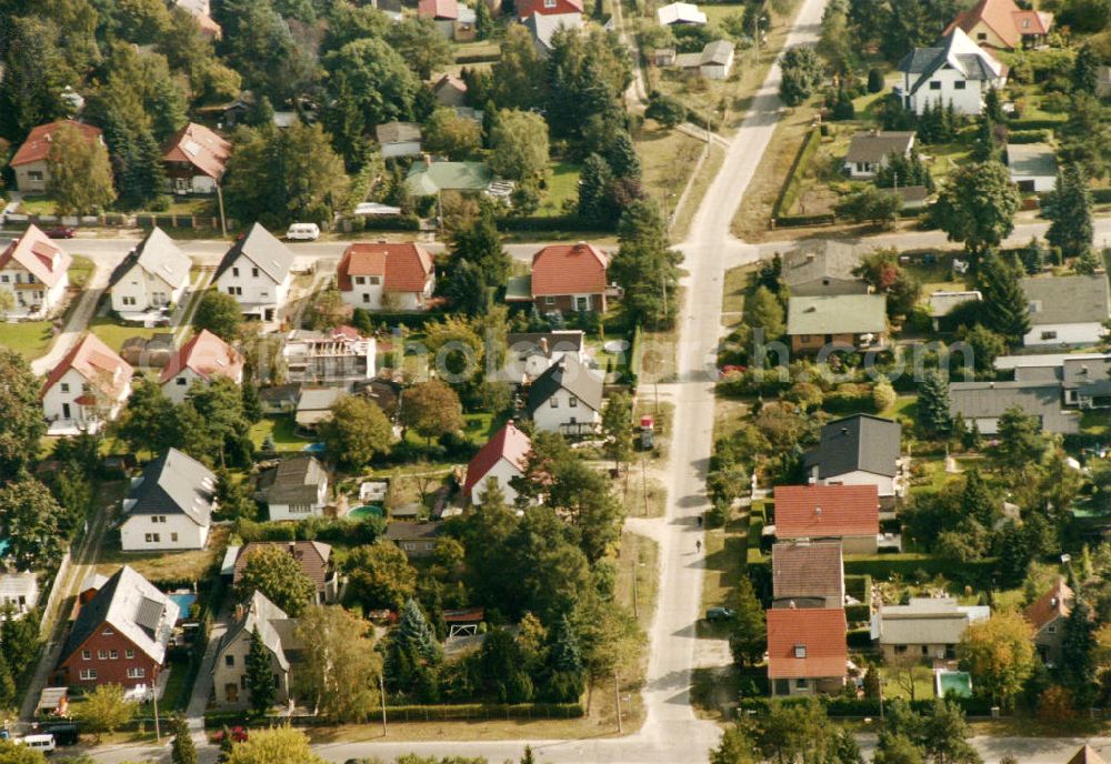 Aerial image Berlin-Mahlsdorf - Blick auf das Wohngebiet an der Mirower Straße - Paul-Wegener-Straße in Berlin-Mahlsdorf. View of the residential area at the street Mirower Strasse - Paul-Wegener-Strasse in the district Mahlsdorf.