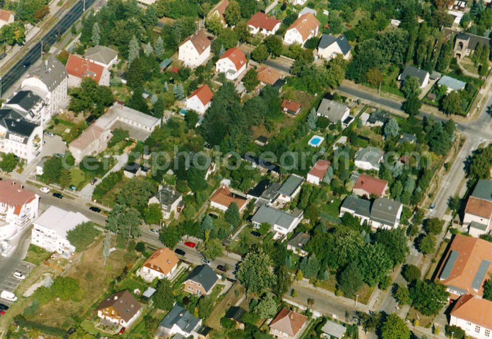 Berlin-Mahlsdorf from above - Blick auf das Wohngebiet an der Rotdornallee - Wilhelm-Blos-Straße - Erich-Baron-Weg - Hultschiner Damm in Berlin-Mahlsdorf. View of the residential area at the street Rotdornallee - Wilhelm-Blos-Strasse - Erich-Baron-Weg - Hultschiner Damm in the district Mahlsdorf.