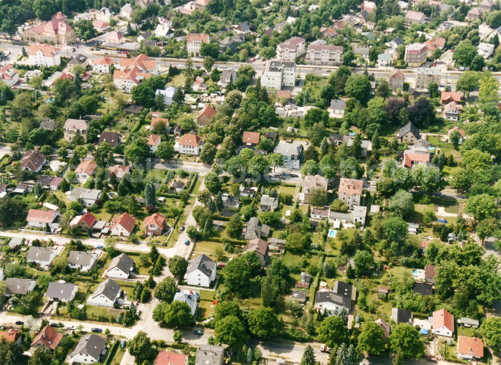 Berlin-Mahlsdorf from the bird's eye view: Blick auf das Wohngebiet an der Kastanienallee - Wilhelm-Blos-Straße - Hultschiner Damm in Berlin-Mahlsdorf. View of the residential area at the street Kastanienallee - Wilhelm-Blos-Strasse - Hultschiner Damm in the district Mahlsdorf.