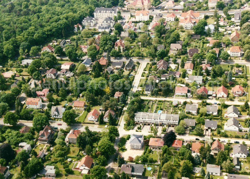 Aerial photograph Berlin-Mahlsdorf - Blick auf das Wohngebiet am Vierradener Weg - Pilgramer Straße - Donathstraße - Wilhelm-Blos-Straße - Willestraße - Kiekemaler Straße - Waldpromenade - Hultschiner Damm in Berlin-Mahlsdorf. View of the residential area at the street Vierradener Weg - Pilgramer Strasse - Donathstrasse - Wilhelm-Blos-Strasse - Willestrasse - Kiekemaler Strasse - Waldpromenade - Hultschiner Damm in the district Mahlsdorf.