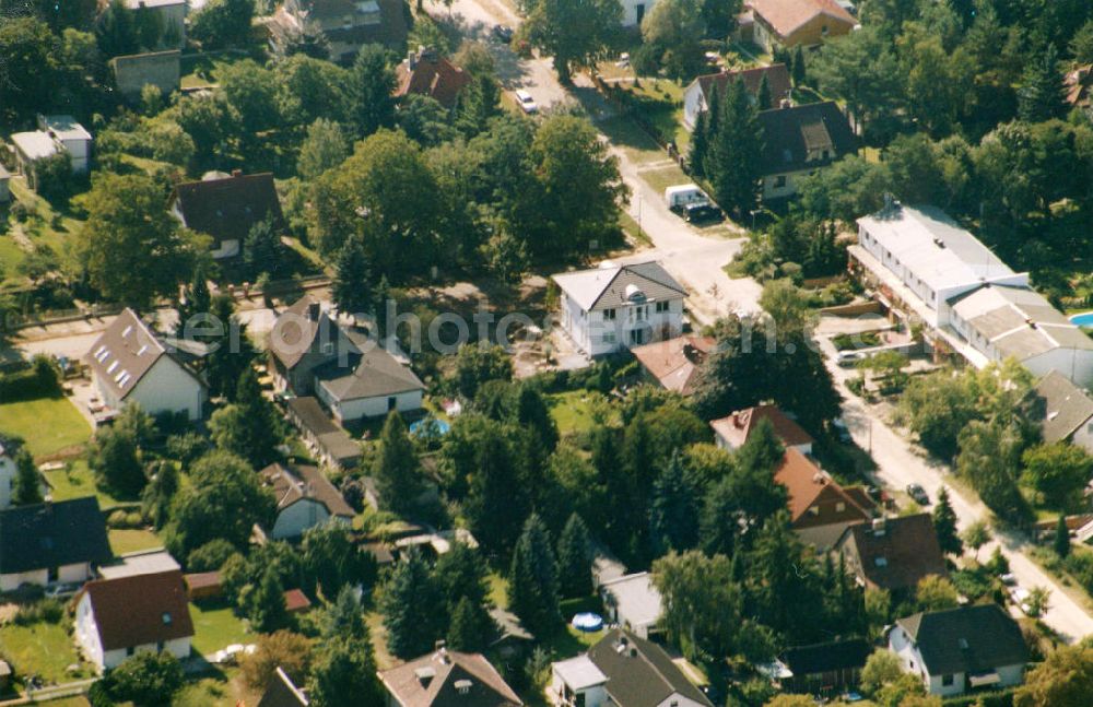 Berlin-Mahlsdorf from above - Blick auf das Wohngebiet an der Pilgramer Straße - Vierradener Weg in Berlin-Mahlsdorf. View of the residential area at the street Pilgramer Strasse - Vierradener Weg in the district Mahlsdorf.