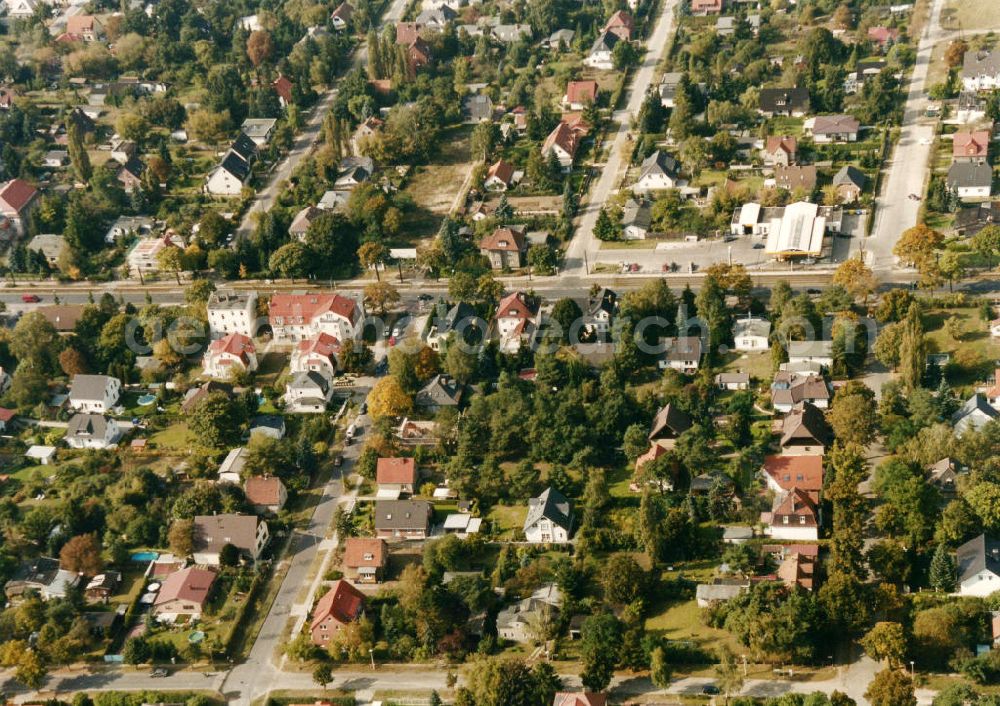 Berlin-Mahlsdorf from above - Blick auf das Wohngebiet Badener Straße - Friedensstraße - Bausdorfstraße in Berlin-Mahlsdorf. View of the residential area at the street Badener Strasse - Friedensstrasse - Bausdorfstrasse in the district Mahlsdorf.