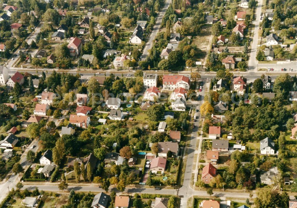 Berlin-Mahlsdorf from the bird's eye view: Blick auf das Wohngebiet Badener Straße - Friedensstraße - Bausdorfstraße in Berlin-Mahlsdorf. View of the residential area at the street Badener Strasse - Friedensstrasse - Bausdorfstrasse in the district Mahlsdorf.