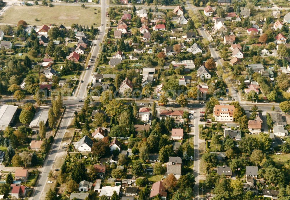 Aerial photograph Berlin-Mahlsdorf - Blick auf das Wohngebiet an der Paul-Wegener-Straße am Sandmännchen-Studio in Berlin-Mahlsdorf. View of the residential area at the street Paul-Wegener-Strasse near by the sandman studio in the district Mahlsdorf.