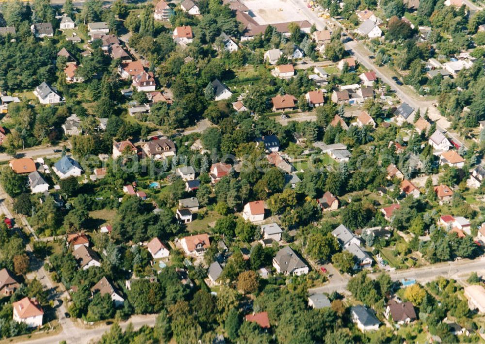 Berlin-Mahlsdorf from above - Blick auf das Wohngebiet an der Bausdorfstraße - Schrobsdorffstraße in Berlin-Mahlsdorf. View of the residential area at the street Bausdorfstrasse - Schrobsdorffstrasse in the district Mahlsdorf.