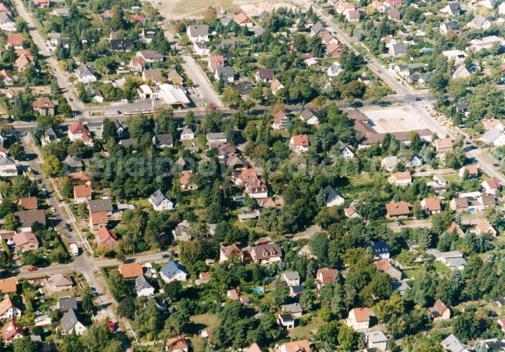 Berlin-Mahlsdorf from the bird's eye view: Blick auf das Wohngebiet an der Bausdorfstraße - Schrobsdorffstraße in Berlin-Mahlsdorf. View of the residential area at the street Bausdorfstrasse - Schrobsdorffstrasse in the district Mahlsdorf.