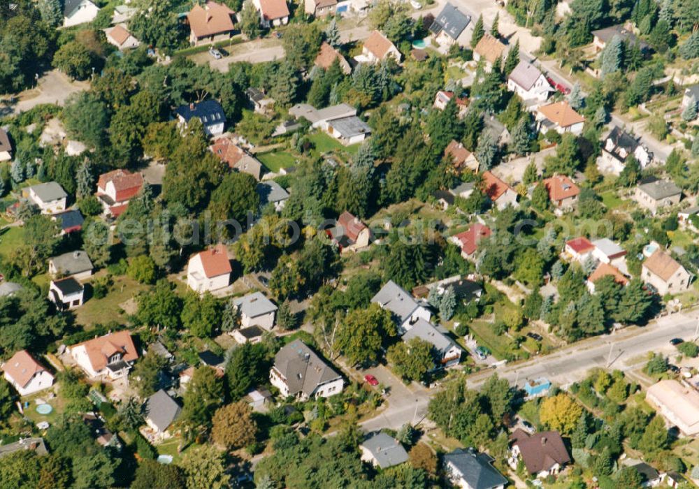 Aerial photograph Berlin-Mahlsdorf - Blick auf das Wohngebiet an der Bausdorfstraße - Schrobsdorffstraße in Berlin-Mahlsdorf. View of the residential area at the street Bausdorfstrasse - Schrobsdorffstrasse in the district Mahlsdorf.