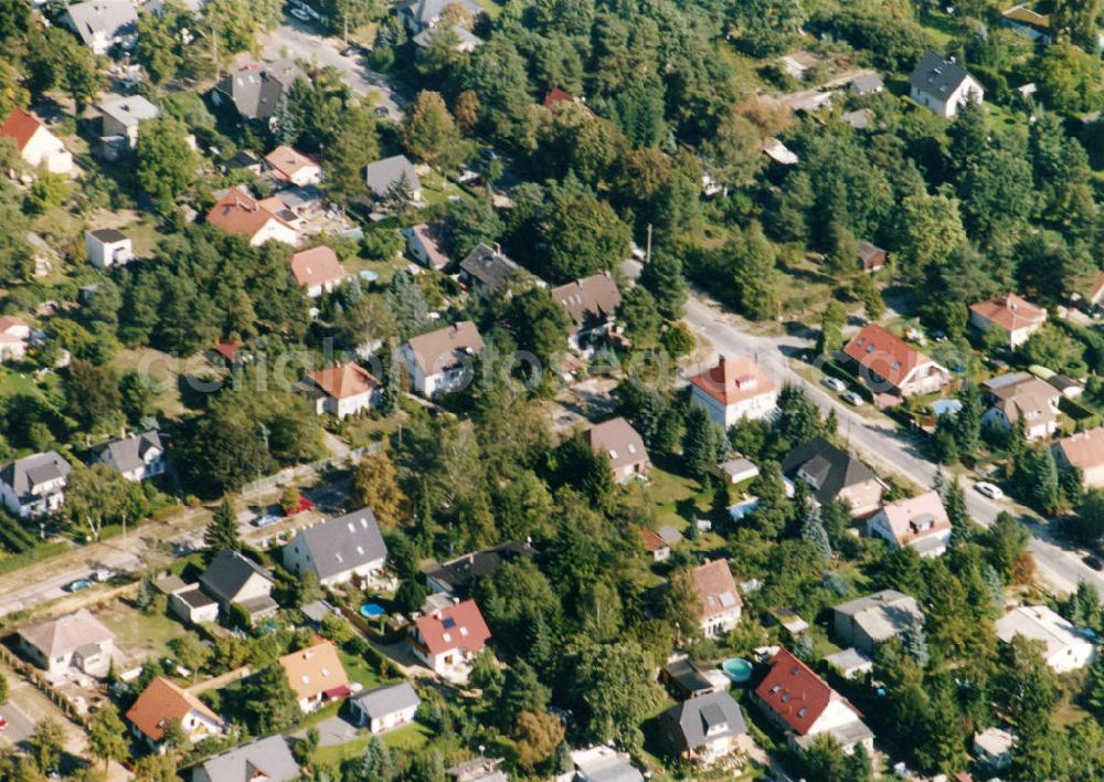 Berlin-Mahlsdorf from above - Blick auf das Wohngebiet an der Bütower Straße in Berlin-Mahlsdorf. View of the residential area at the street Buetower Strasse in the district Mahlsdorf.