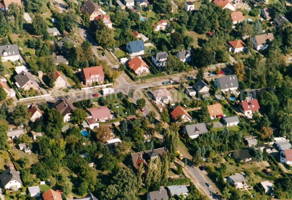 Berlin-Mahlsdorf from the bird's eye view: Blick auf das Wohngebiet an der Bütower Straße in Berlin-Mahlsdorf. View of the residential area at the street Buetower Strasse in the district Mahlsdorf.