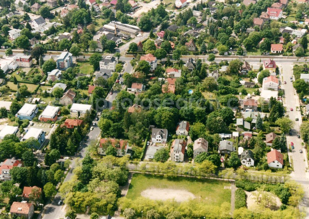 Berlin-Mahlsdorf from the bird's eye view: Blick auf das Wohngebiet an der Ebereschenalle - Akazienalle - Wilhelm-Blos-Straße in Berlin-Mahlsdorf. View of the residential area at the street Ebereschenallee - Akazienallee - Wilhelm-Blos-Strasse in the district Mahlsdorf.