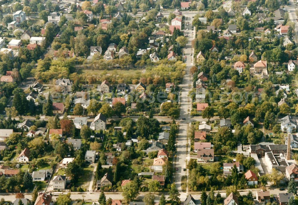 Aerial image Berlin-Mahlsdorf - Blick auf das Wohngebiet an der Ebereschenalle - Akazienalle - Wilhelm-Blos-Straße in Berlin-Mahlsdorf. View of the residential area at the street Ebereschenallee - Akazienallee - Wilhelm-Blos-Strasse in the district Mahlsdorf.