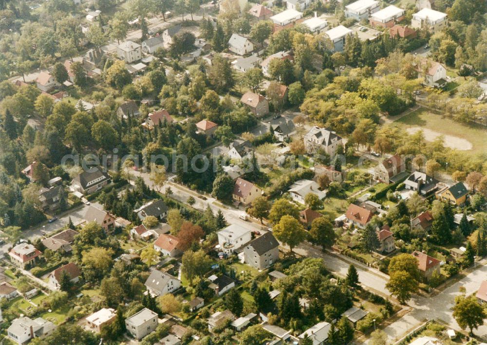 Aerial photograph Berlin-Mahlsdorf - Blick auf das Wohngebiet an der Ebereschenallee - Pilgramer Straße in Berlin-Mahlsdorf. View of the residential area at the street Ebereschenallee - Pilgramer Strasse in the district Mahlsdorf.