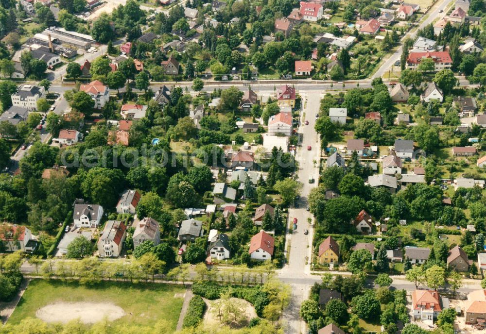 Berlin-Mahlsdorf from above - Blick auf das Wohngebiet an der Ebereschenallee - Pilgramer Straße in Berlin-Mahlsdorf. View of the residential area at the street Ebereschenallee - Pilgramer Strasse in the district Mahlsdorf.