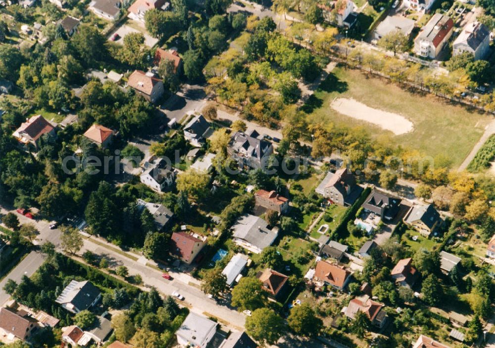 Berlin-Mahlsdorf from the bird's eye view: Blick auf das Wohngebiet an der Ebereschenallee - Pilgramer Straße in Berlin-Mahlsdorf. View of the residential area at the street Ebereschenallee - Pilgramer Strasse in the district Mahlsdorf.