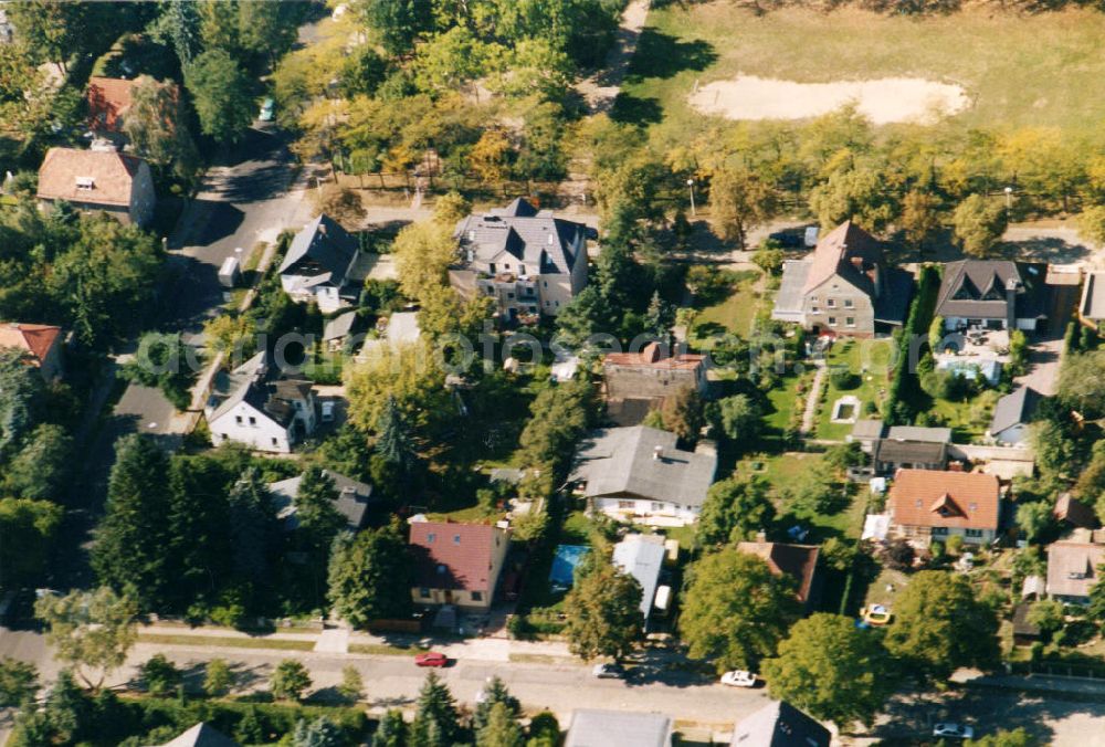 Aerial image Berlin-Mahlsdorf - Blick auf das Wohngebiet an der Ebereschenallee - Pilgramer Straße in Berlin-Mahlsdorf. View of the residential area at the street Ebereschenallee - Pilgramer Strasse in the district Mahlsdorf.