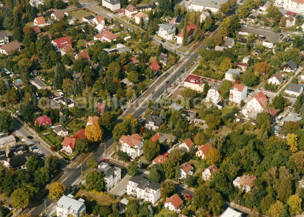 Aerial photograph Berlin-Mahlsdorf - Blick auf das Wohngebiet am Hultschiner Damm - Bergedorfer Straße in Berlin-Mahlsdorf. View of the residential area at the street Hultschiner Damm - Bergedorfer Strasse in the district Mahlsdorf.