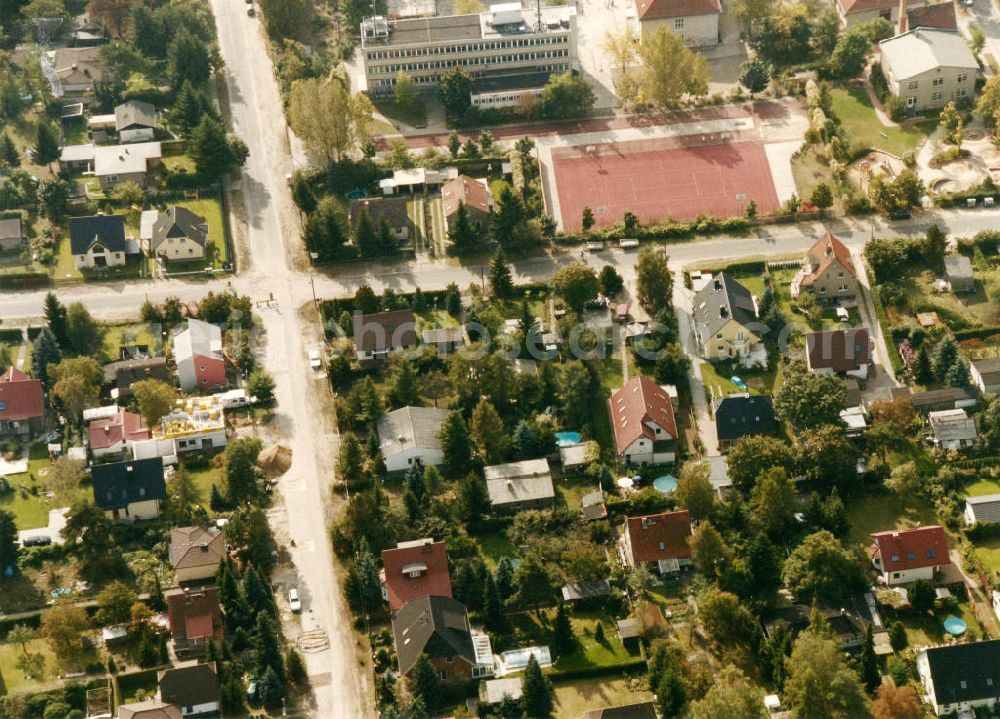 Berlin-Mahlsdorf from above - Blick auf das Wohngebiet an der Rüsternallee in Berlin-Mahlsdorf. View of the residential area at the street Ruesternallee in the district Mahlsdorf.