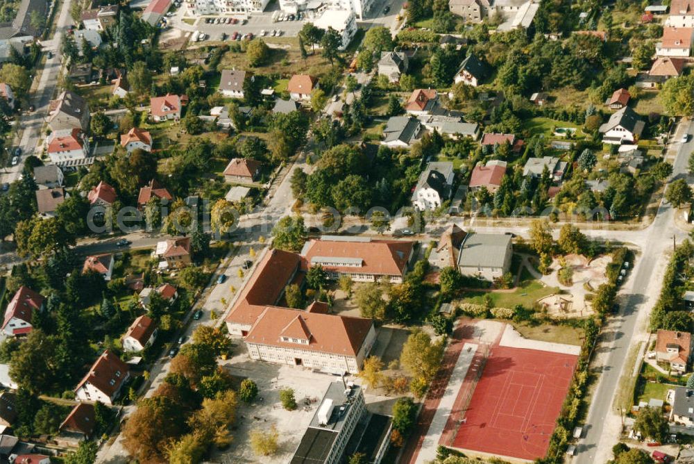 Berlin-Mahlsdorf from the bird's eye view: Blick auf das Wohngebiet an der Rüsternallee in Berlin-Mahlsdorf. View of the residential area at the street Ruesternallee in the district Mahlsdorf.