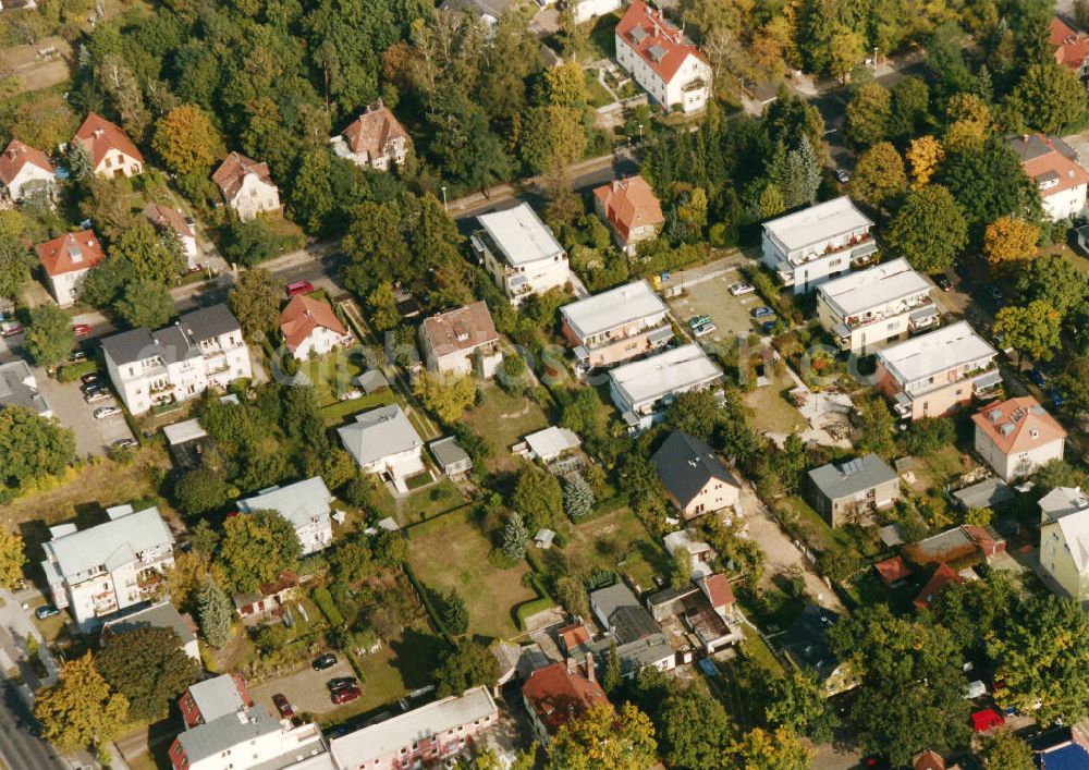 Aerial image Berlin-Mahlsdorf - Blick auf das Wohngebiet am Hultschiner Damm - Akazienallee in Berlin-Mahlsdorf. View of the residential area at the street Hultschiner Damm - Akazienallee in the district Mahlsdorf.