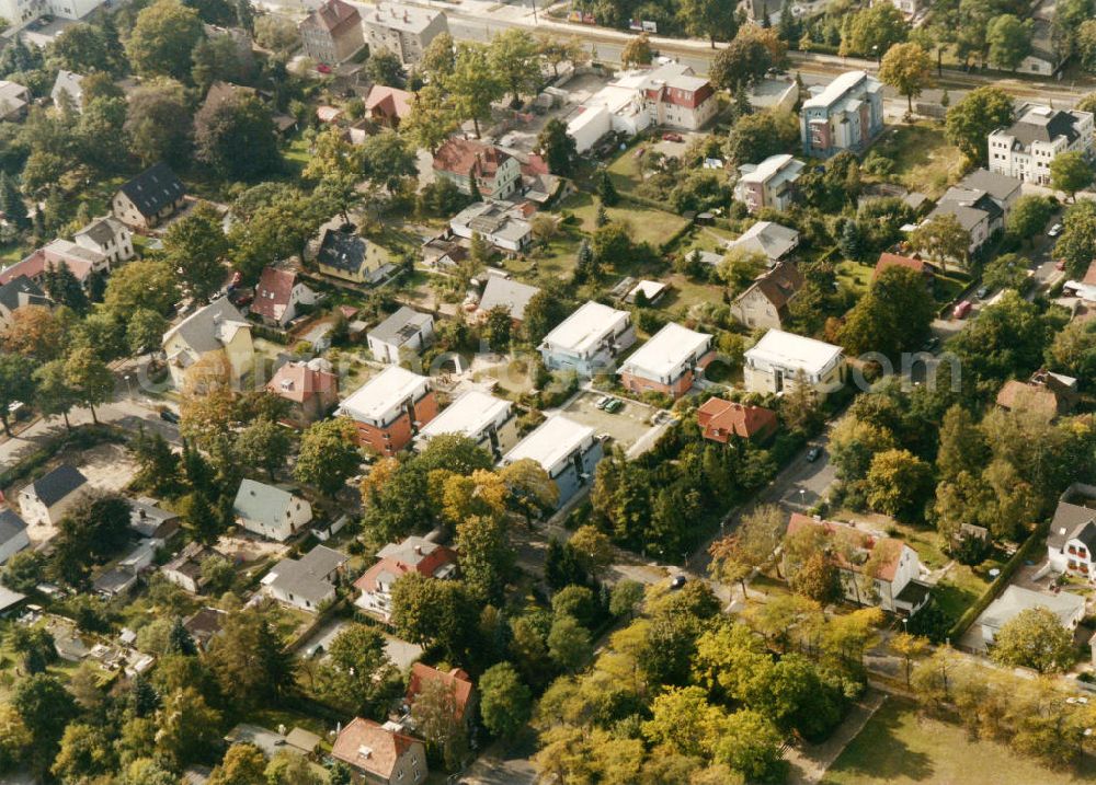 Aerial photograph Berlin-Mahlsdorf - Blick auf das Wohngebiet am Hultschiner Damm - Akazienallee in Berlin-Mahlsdorf. View of the residential area at the street Hultschiner Damm - Akazienallee in the district Mahlsdorf.