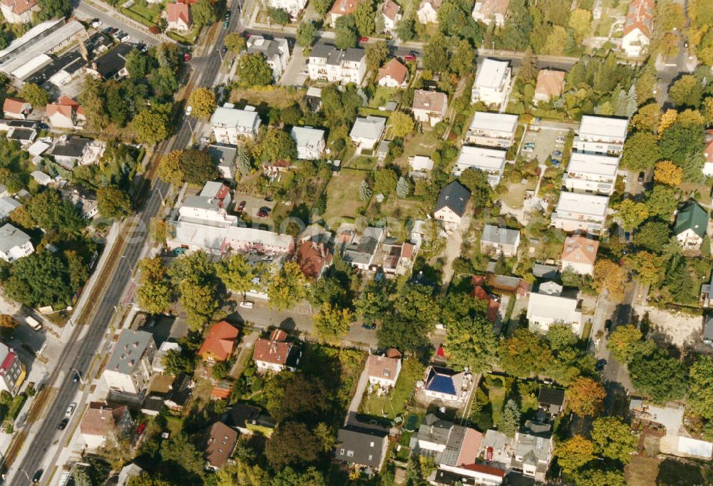 Berlin-Mahlsdorf from above - Blick auf das Wohngebiet am Hultschiner Damm - Akazienallee in Berlin-Mahlsdorf. View of the residential area at the street Hultschiner Damm - Akazienallee in the district Mahlsdorf.