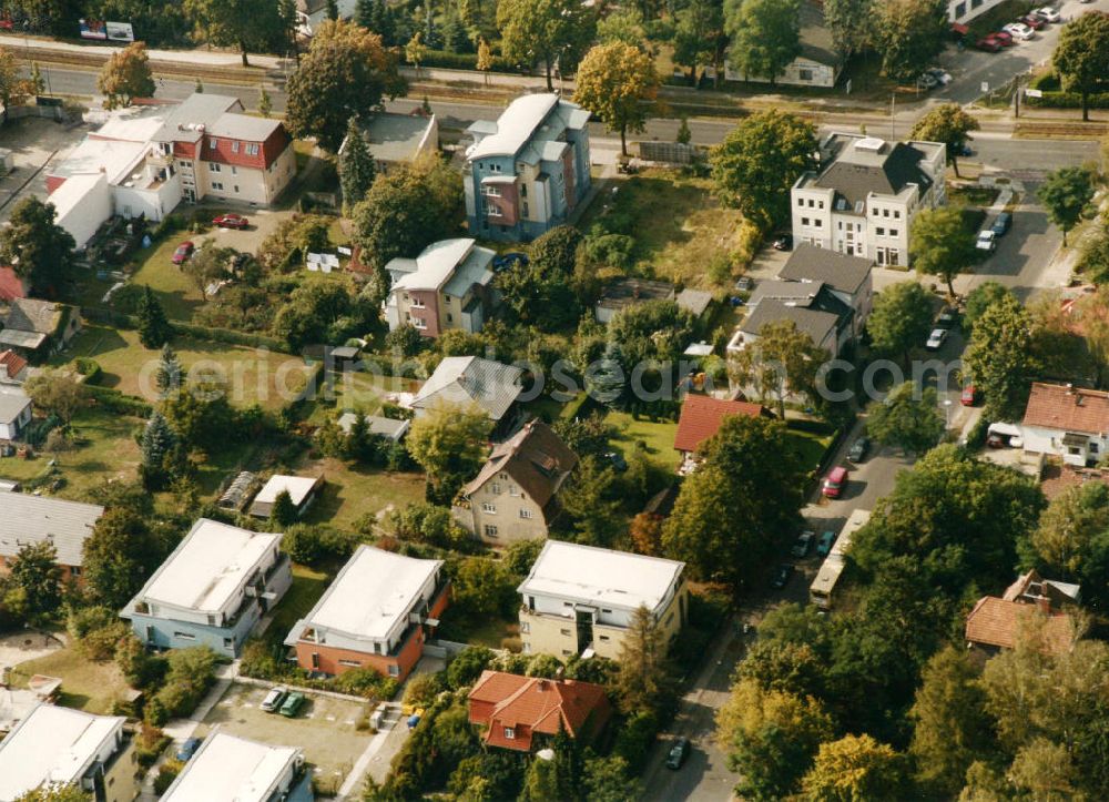 Berlin-Mahlsdorf from the bird's eye view: Blick auf das Wohngebiet Hultschiner Damm - Akazienallee in Berlin-Mahlsdorf. View of the residential area at the street Hultschiner Damm - Akazienallee in the district Mahlsdorf.