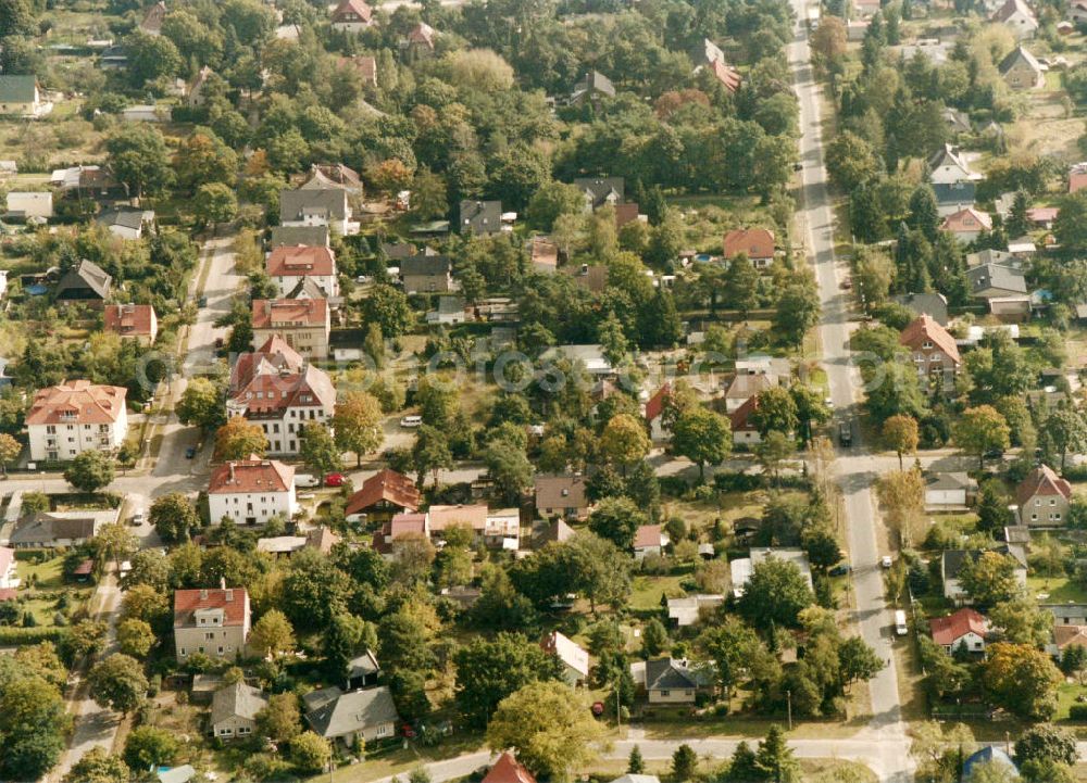 Aerial image Berlin-Mahlsdorf - Blick auf das Wohngebiet an der Müllerstraße - Pilgramer Straße in Berlin-Mahlsdorf. View of the residential area at the street Muellerstrasse - Pilgramer Strasse in the district Mahlsdorf.