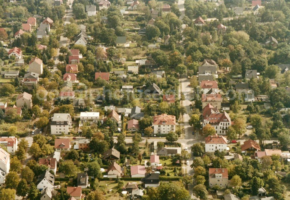 Aerial photograph Berlin-Mahlsdorf - Blick auf das Wohngebiet an der Müllerstraße - Pilgramer Straße in Berlin-Mahlsdorf. View of the residential area at the street Muellerstrasse - Pilgramer Strasse in the district Mahlsdorf.