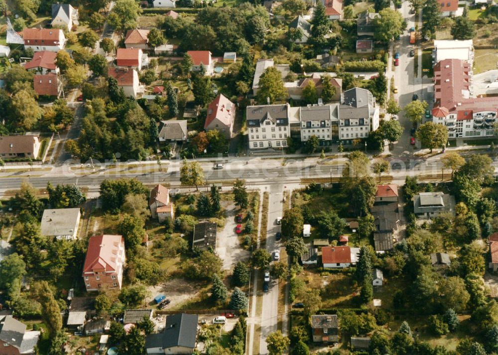 Berlin-Mahlsdorf from above - Blick auf das Wohngebiet an der Werbellinstraße - Hultschiner Damm - Erich-Baron-Weg in Berlin-Mahlsdorf. View of the residential area at the street Werbellinstrasse - Hultschiner Damm - Erich-Baron-Weg in the district Mahlsdorf.