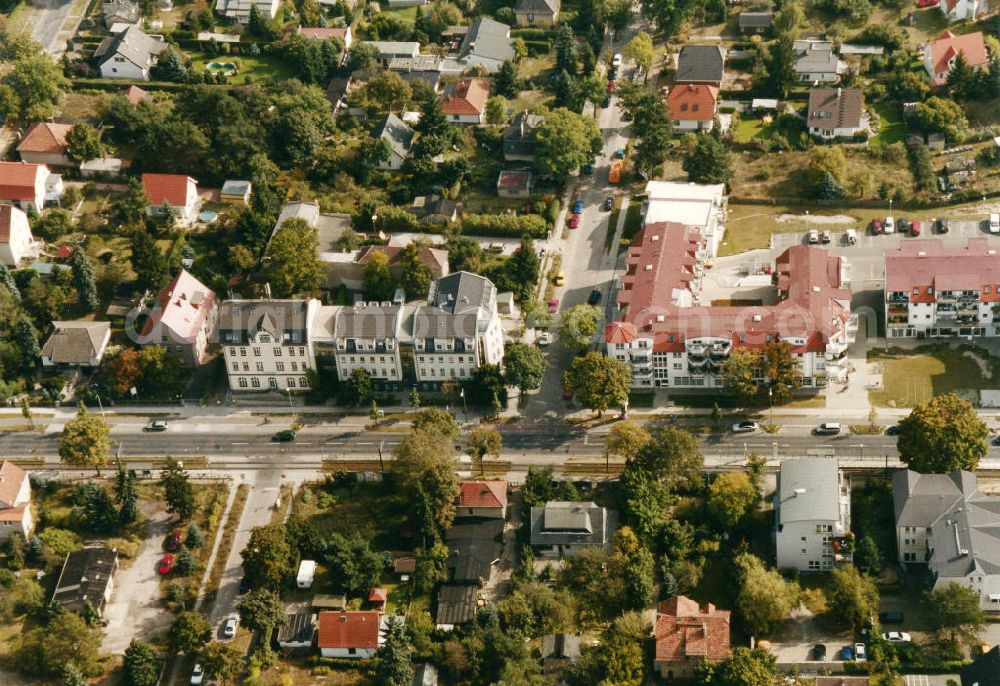 Berlin-Mahlsdorf from the bird's eye view: Blick auf das Wohngebiet an der Werbellinstraße - Hultschiner Damm - Erich-Baron-Weg in Berlin-Mahlsdorf. View of the residential area at the street Werbellinstrasse - Hultschiner Damm - Erich-Baron-Weg in the district Mahlsdorf.