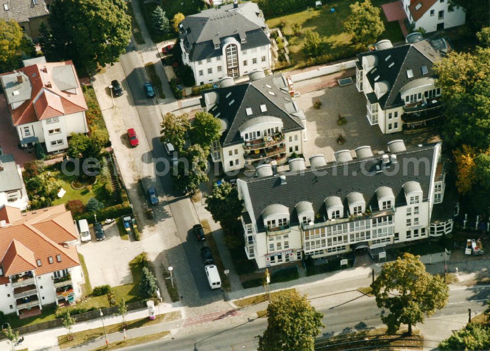 Aerial image Berlin-Mahlsdorf - Blick auf das Wohngebiet am Hultschiner Damm - Willestraße in Berlin-Mahlsdorf. View of the residential area at the street Hultschiner Damm - Willestrasse in the district Mahlsdorf.