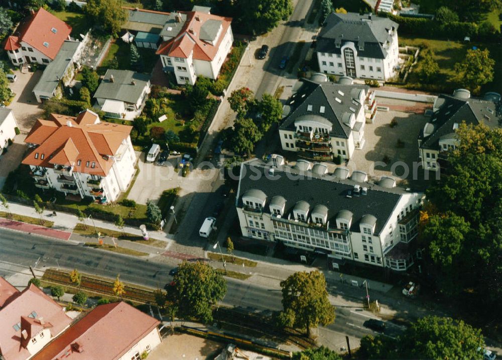 Aerial photograph Berlin-Mahlsdorf - Blick auf das Wohngebiet am Hultschiner Damm - Willestraße in Berlin-Mahlsdorf. View of the residential area at the street Hultschiner Damm - Willestrasse in the district Mahlsdorf.